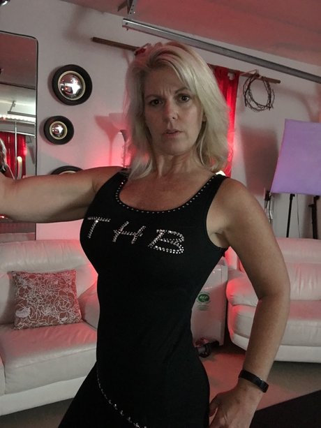 Naakte gelekte OnlyFans-foto van Mrs Biz