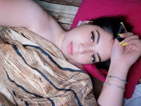 Naakte gelekte OnlyFans-foto van Deniisa