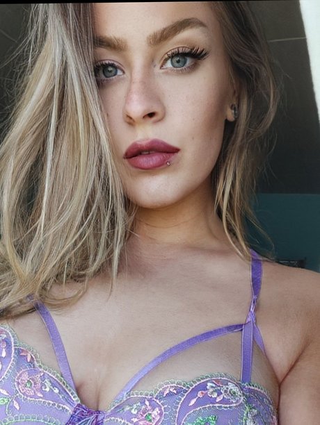 Naakte gelekte OnlyFans-foto van Miss Cece