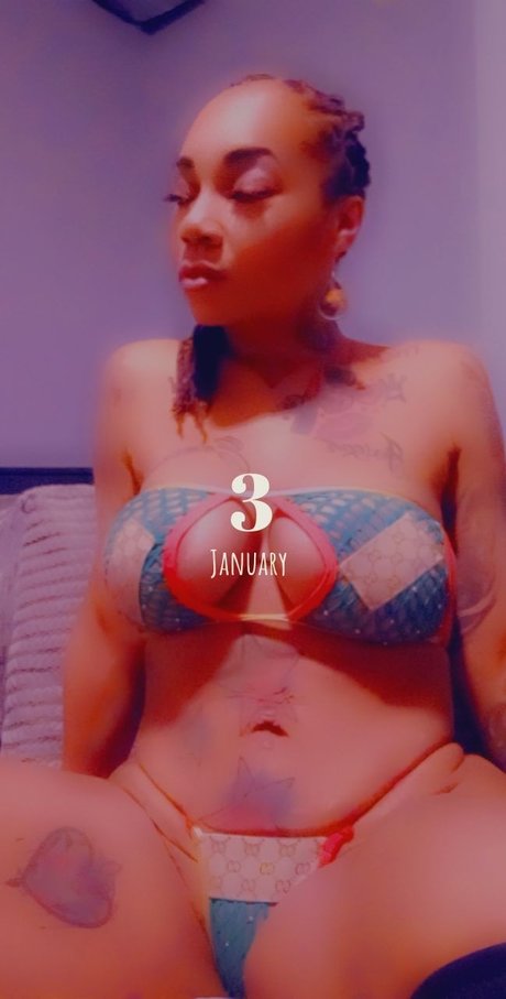 Naakte gelekte OnlyFans-foto van Fendi Baddie