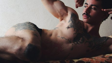 Naakte gelekte OnlyFans-foto van   