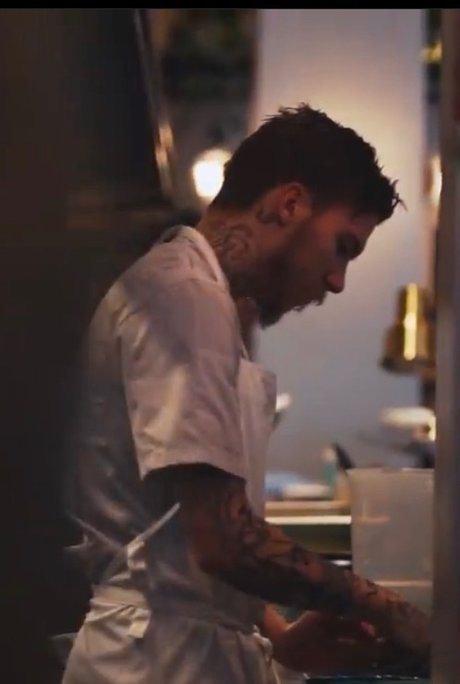 Naakte gelekte OnlyFans-foto van The Tattooed Naked Chef