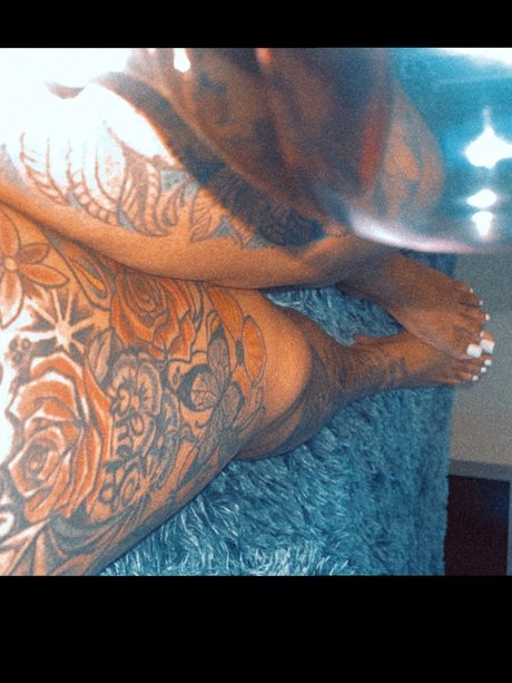 Naakte gelekte OnlyFans-foto van Pretty Tee 