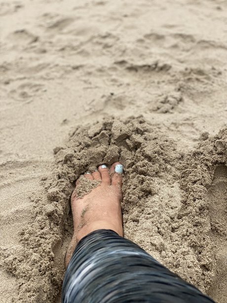 Naakte gelekte OnlyFans-foto van Sweet Feet