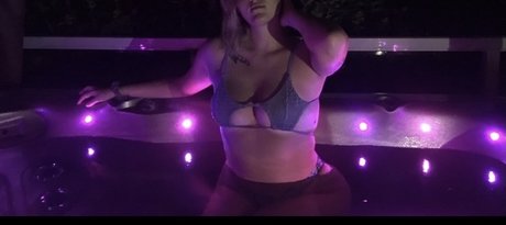 Naakte gelekte OnlyFans-foto van Emrachell