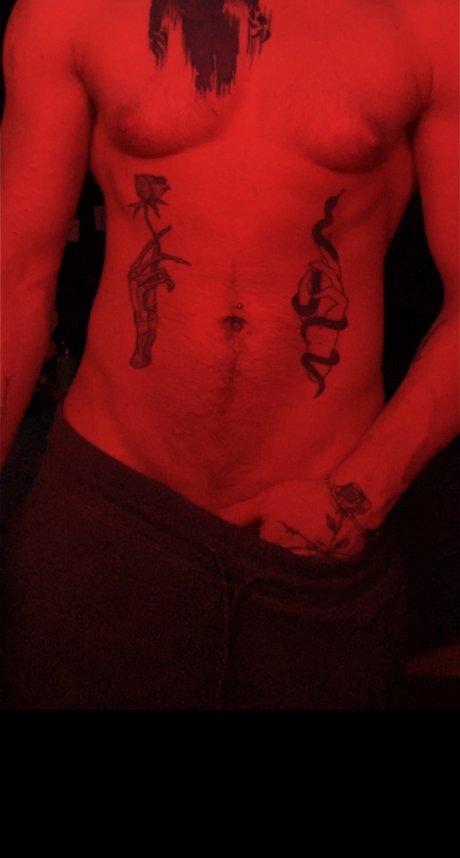 Naakte gelekte OnlyFans-foto van Justyn Ballew