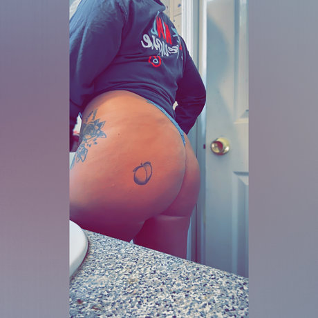 Naakte gelekte OnlyFans-foto van Ttb 
