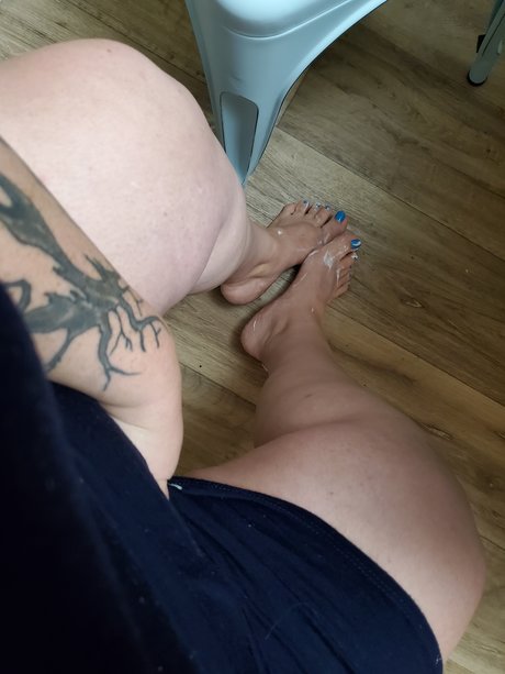 Naakte gelekte OnlyFans-foto van Feetfrenzy