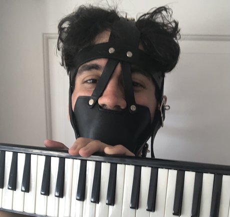 Naakte gelekte OnlyFans-foto van Puptreblenyc