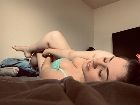Naakte gelekte OnlyFans-foto van Courtney Cares