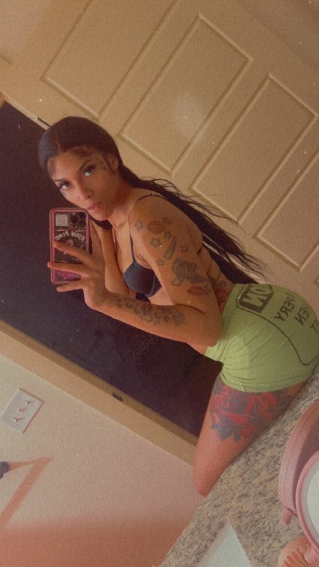 Naakte gelekte OnlyFans-foto van Da Pretty One