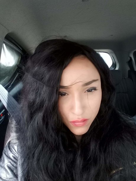 Naakte gelekte OnlyFans-foto van Slouani Lena