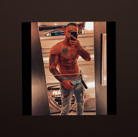 Naakte gelekte OnlyFans-foto van Deandukes