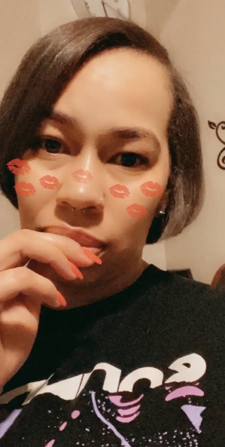 Naakte gelekte OnlyFans-foto van Red Thickness