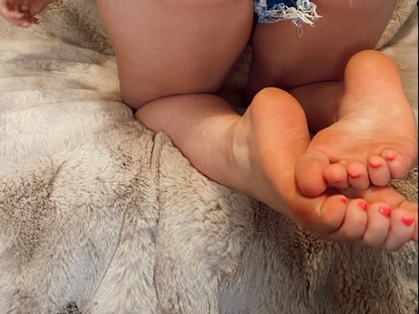 Naakte gelekte OnlyFans-foto van Ticklish Toes 