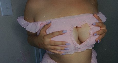 Naakte gelekte OnlyFans-foto van Dee