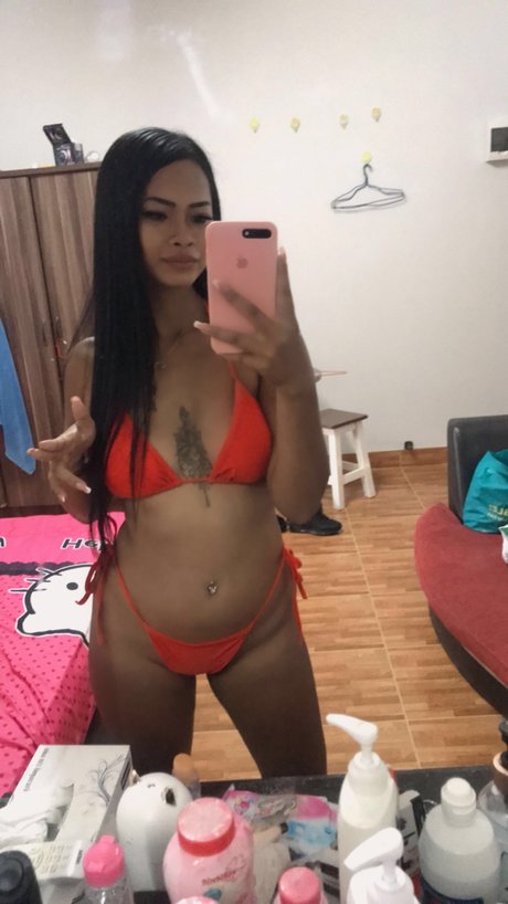 Naakte gelekte OnlyFans-foto van Suthaphorn