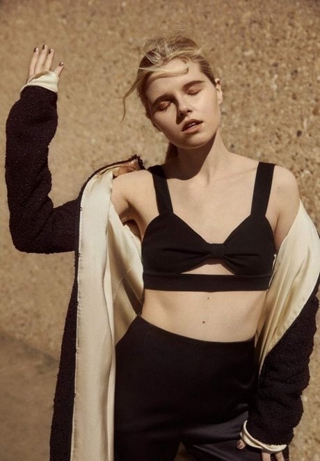 Naakte gelekte OnlyFans-foto van Ana Mulvoy Ten