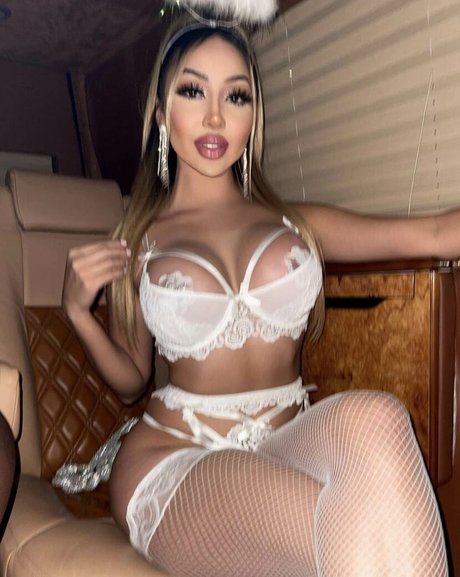 Naakte gelekte OnlyFans-foto van Sabrina Agarie