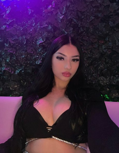 Naakte gelekte OnlyFans-foto van Leslie Emma