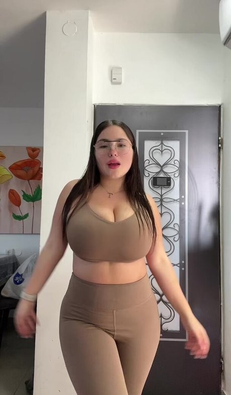 Naakte gelekte OnlyFans-foto van Tamar Abuchzira