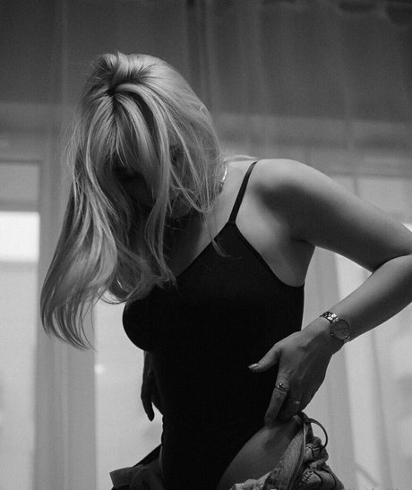 Naakte gelekte OnlyFans-foto van Lilathrills