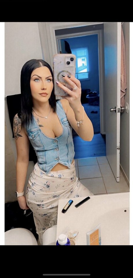 Naakte gelekte OnlyFans-foto van Thesexymilkmaid
