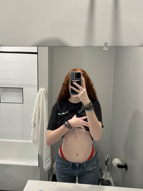 Naakte gelekte OnlyFans-foto van Kxxlyn