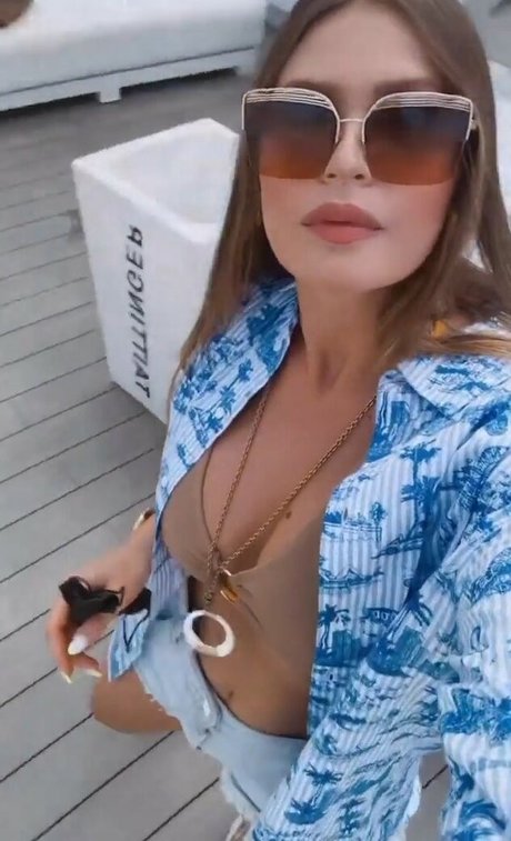 Naakte gelekte OnlyFans-foto van Ella Anastasiou