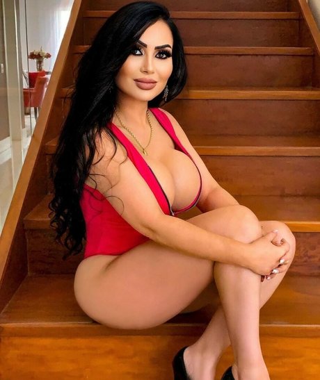 Naakte gelekte OnlyFans-foto van Ana Paulo Oliveira Influencer Milf