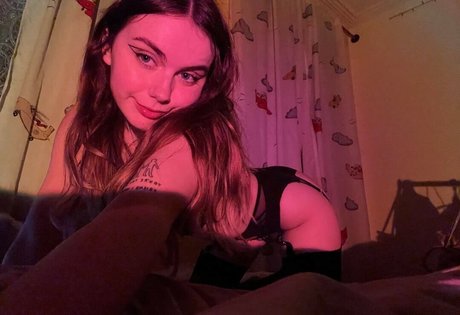 Naakte gelekte OnlyFans-foto van Gravedweller