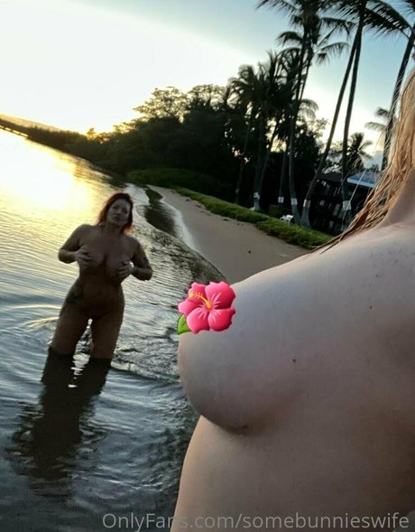 Naakte gelekte OnlyFans-foto van Somebunnieswife