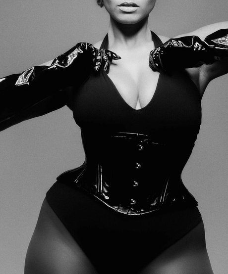 Naakte gelekte OnlyFans-foto van Shadia Ampadu