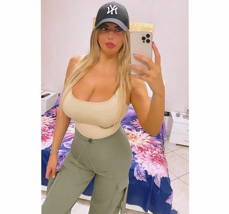 Naakte gelekte OnlyFans-foto van Anna Riano