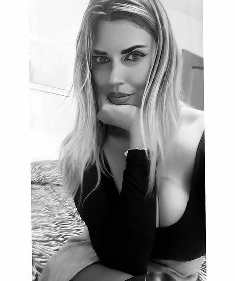 Naakte gelekte OnlyFans-foto van Anna Riano
