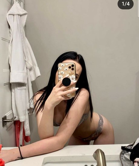 Naakte gelekte OnlyFans-foto van Onyxcherrie