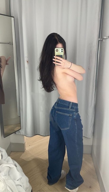Naakte gelekte OnlyFans-foto van Elli Pessa