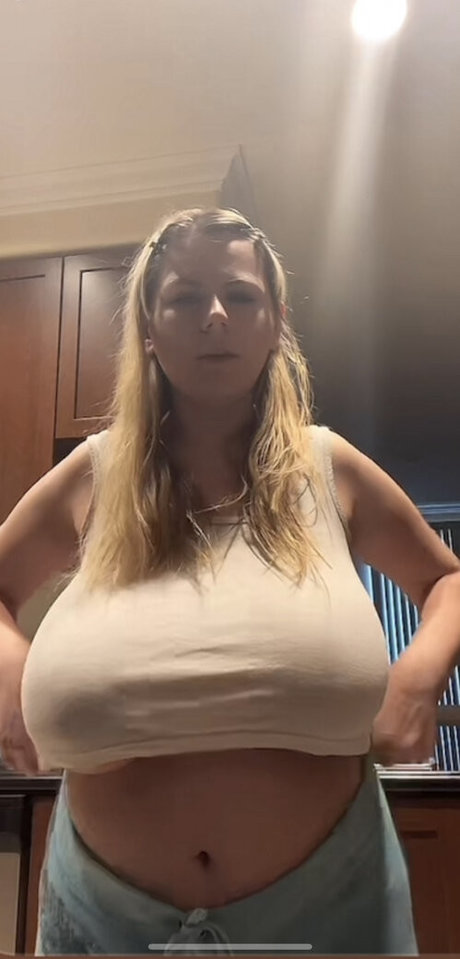 Naakte gelekte OnlyFans-foto van Emspensiveemily