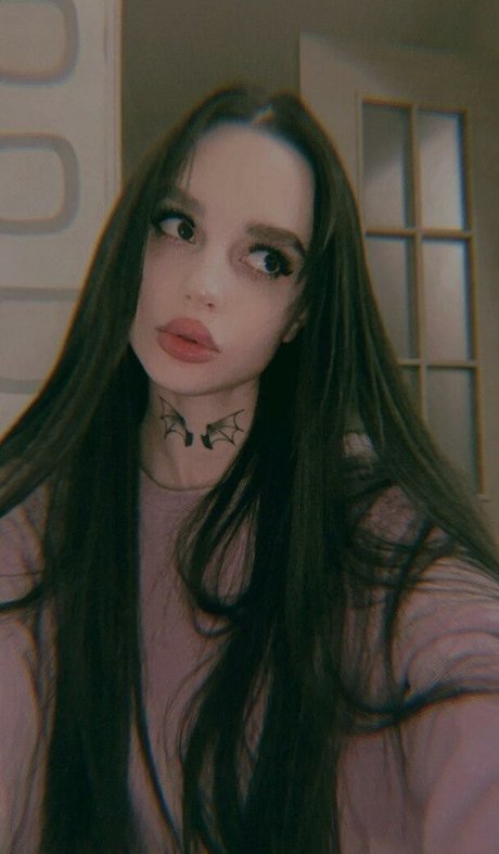 Naakte gelekte OnlyFans-foto van Teaalen