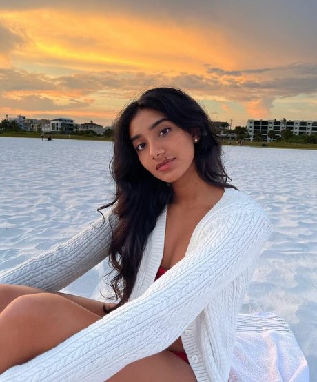 Naakte gelekte OnlyFans-foto van Maya Mayanalluri