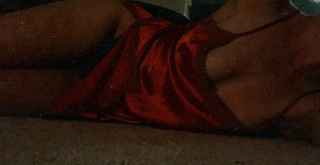 Naakte gelekte OnlyFans-foto van Snowbunnymiaa