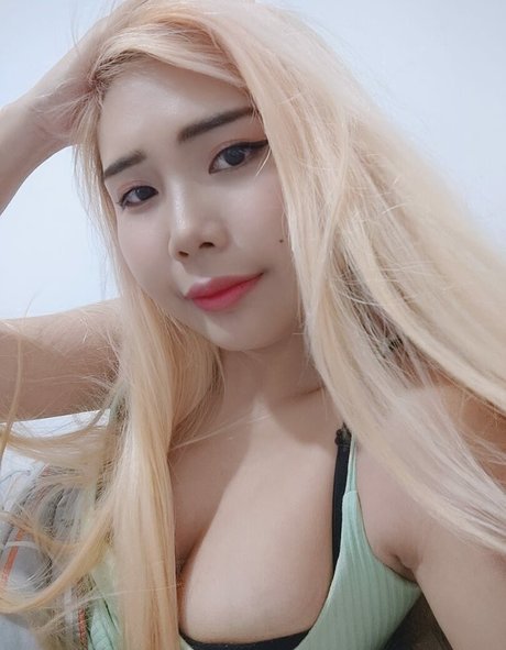 Naakte gelekte OnlyFans-foto van Kimlili