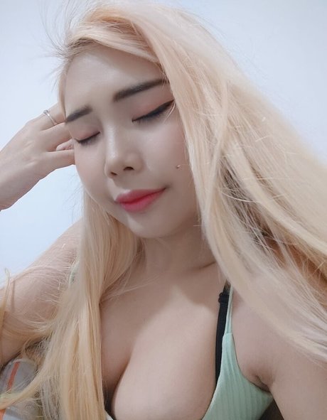 Naakte gelekte OnlyFans-foto van Kimlili