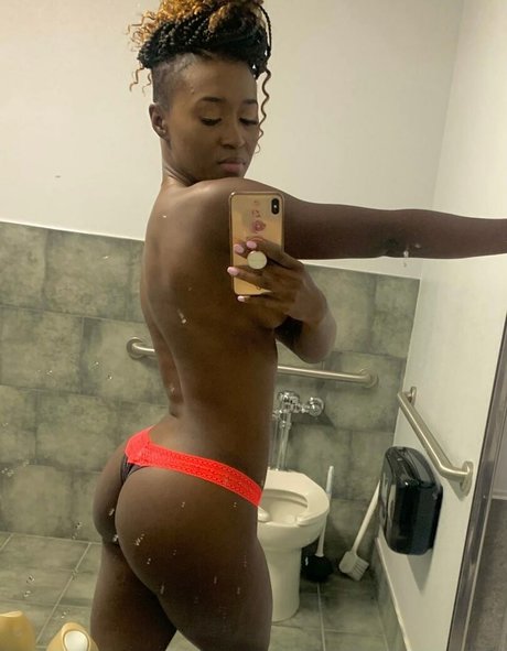 Naakte gelekte OnlyFans-foto van Queen Aminata