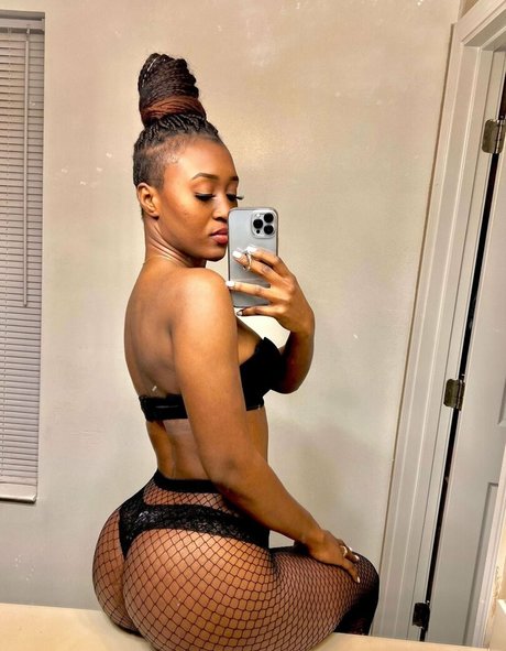 Naakte gelekte OnlyFans-foto van Queen Aminata