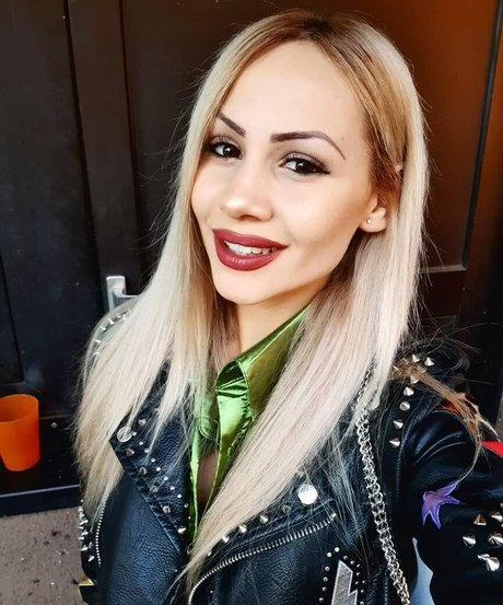 Naakte gelekte OnlyFans-foto van Allaboutfeetandnylons
