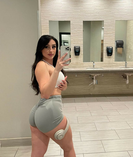 Naakte gelekte OnlyFans-foto van Destinee