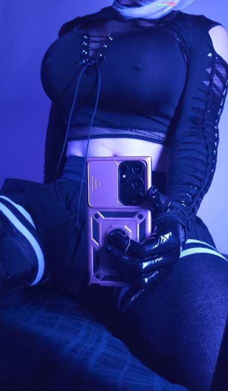 Naakte gelekte OnlyFans-foto van Neonfuta