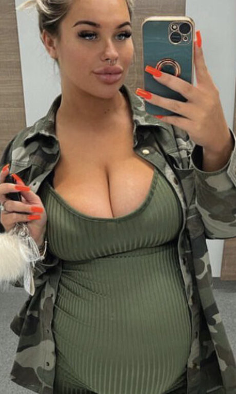 Naakte gelekte OnlyFans-foto van Nicole Barker