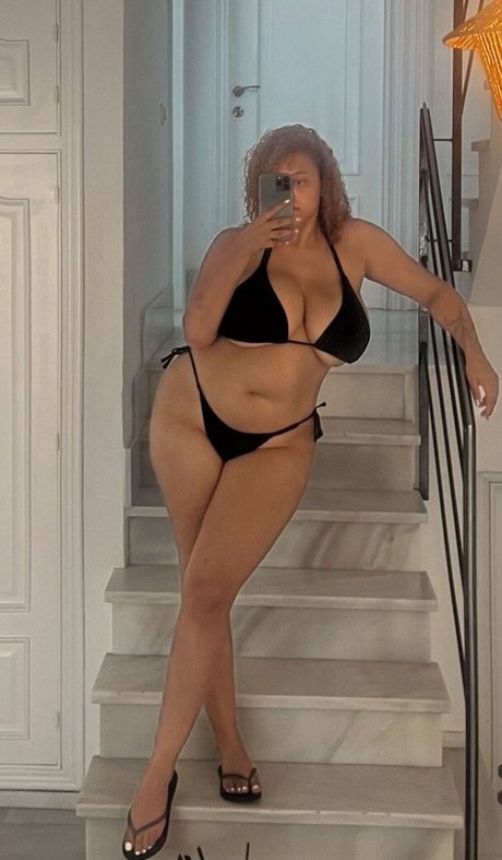 Naakte gelekte OnlyFans-foto van Mahalia